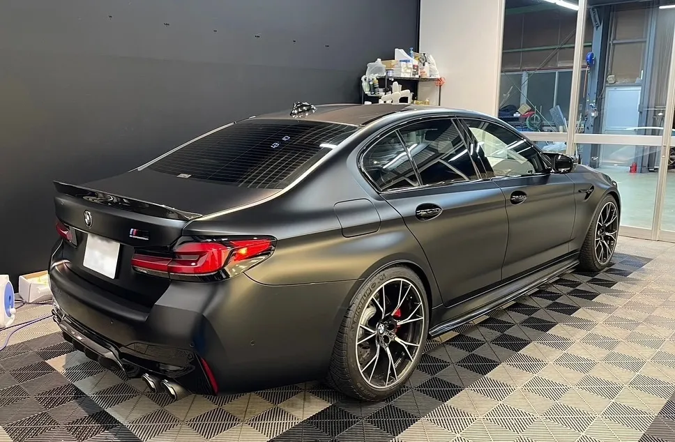 皆様の愛車を新たな次元へと導きませんか?BMW M5 に施し...