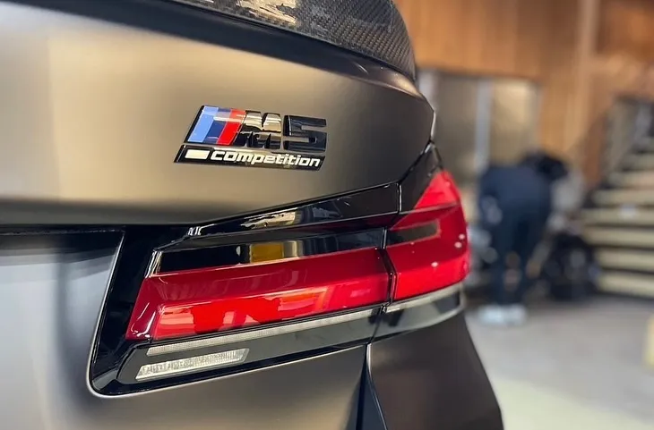 皆様の愛車を新たな次元へと導きませんか?BMW M5 に施し...
