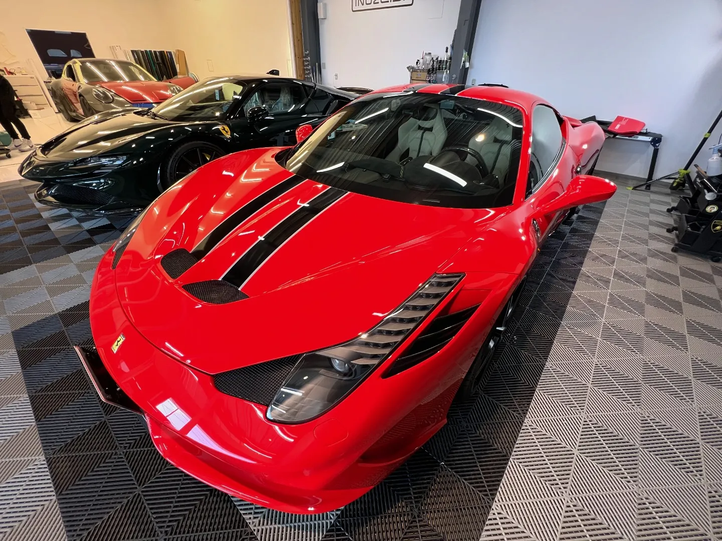 🚗✨希少なFerrari 458 Specialeにストライ...