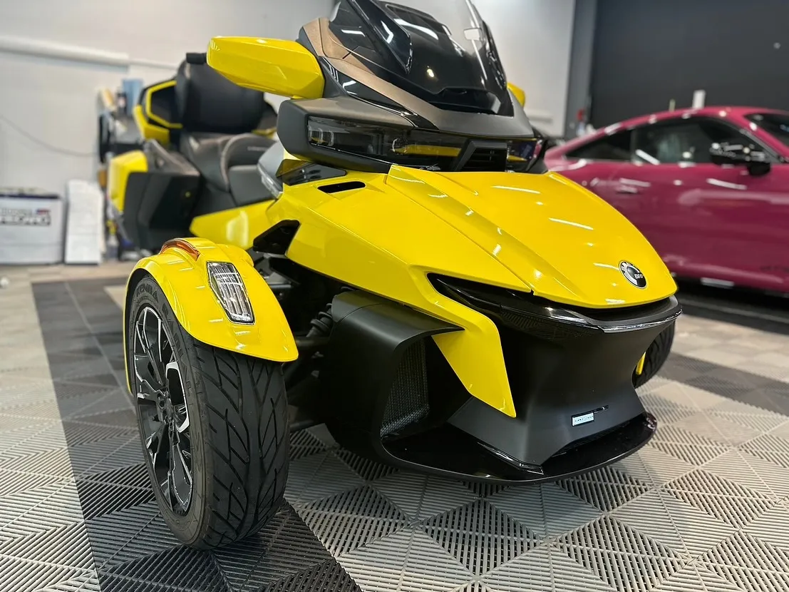 カンナムスパイダーのラッピング施工